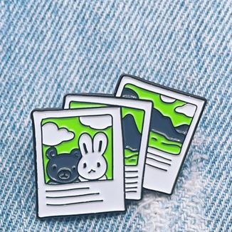 Odznáček ve tvaru fotografií