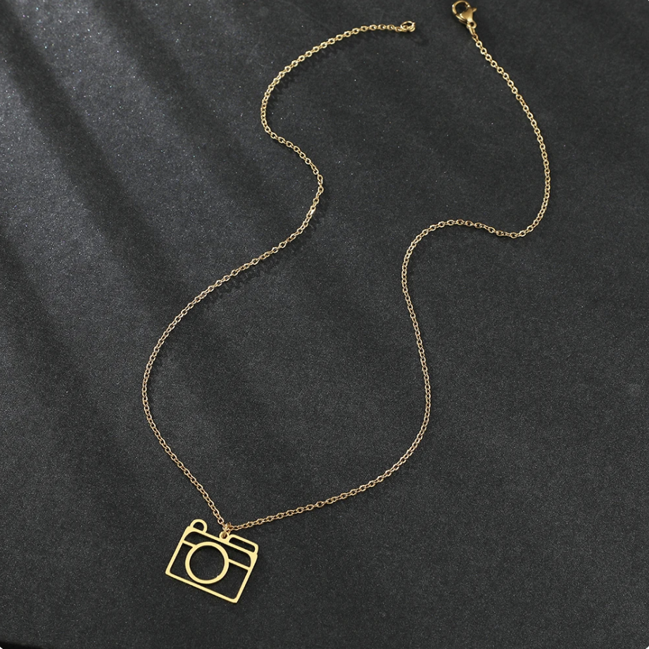 Řetízek na krk s přívěskem fotoaparátu - Silhouette Silver
