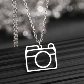Řetízek na krk s přívěskem fotoaparátu - Silhouette Silver